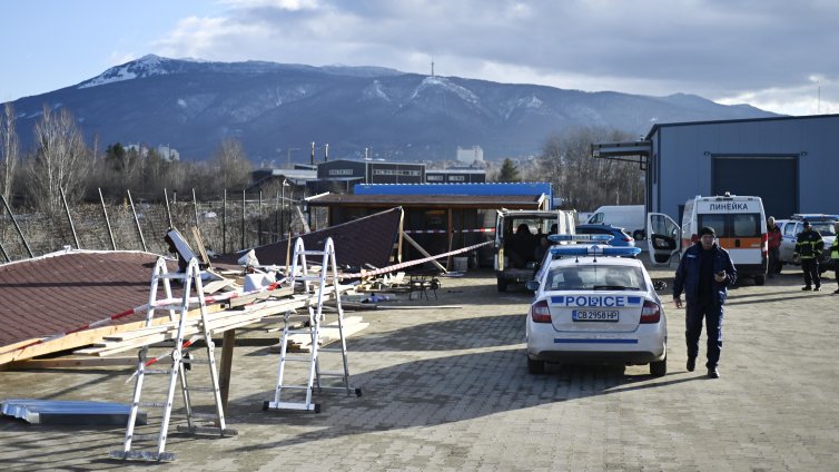 Трагедия в София: Навес падна върху хора, младеж загина 