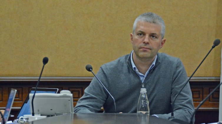 След урагана: Кметът гледа с дрон покривите на сгради във Варна