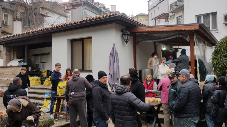 260 пакета с помощи за нуждаещи раздават във Варна на Велика събота