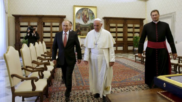 Путин най-харесваният лидер у нас. Съперничи му само папата 