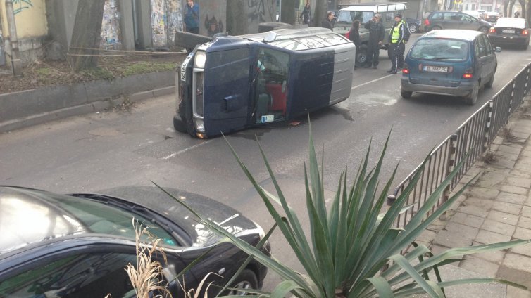 Джип се обърна до подлеза на „Шипка&quot; (СНИМКИ)