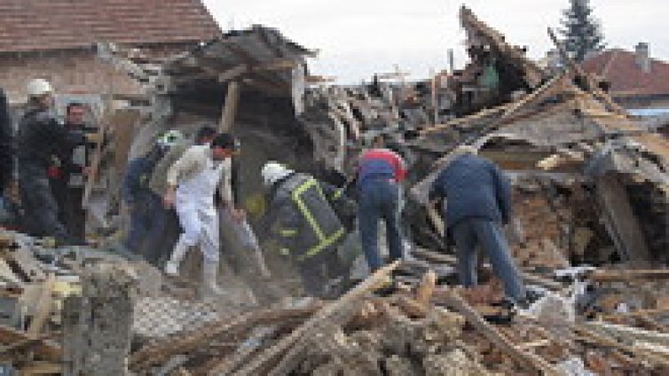 Взрив на газова бутилка събори къща и затрупа семейство