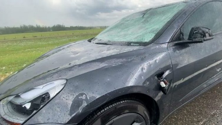 Безмилостната природа: Вижте на ВИДЕО как градушка унищожава кола