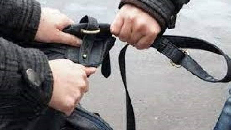 Непълнолетен грабител от Варна се измъкна с условна