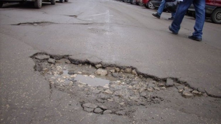 Осъдиха община Сливен заради дупки по улиците