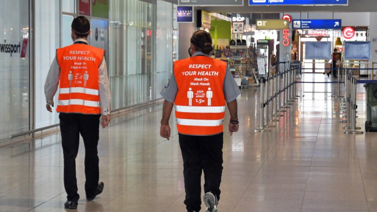 Над 150 човека кацнаха във Варна от Острова. Едва 57 от тях са представили -PCR