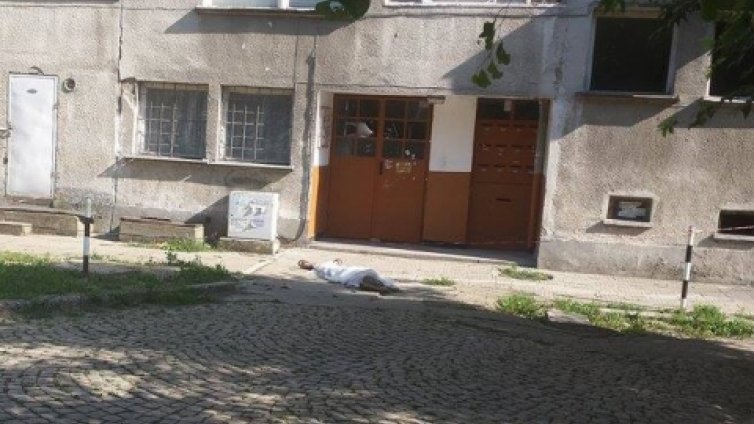 Млада жена скочи от осмия етаж на блок