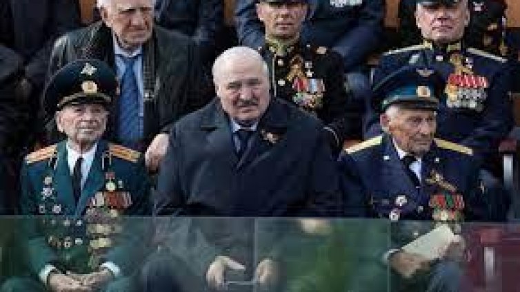 Лукашенко си тръгна с линейка от парада на 9 май в Москва