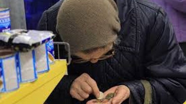 Токът скача, парното, водата, храната... Как оцелява пенсионер с 400 лева?