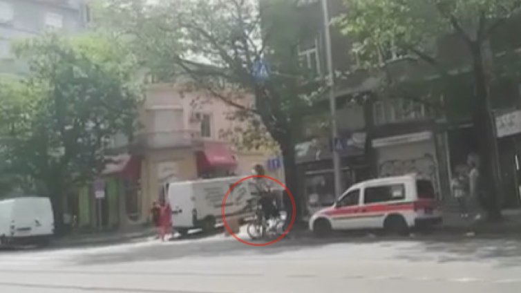Велосипедист нарязал гумите на линейка в София