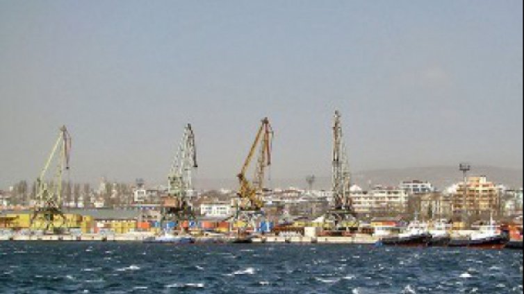 Пет кораба са изоставени в пристанище Варна
