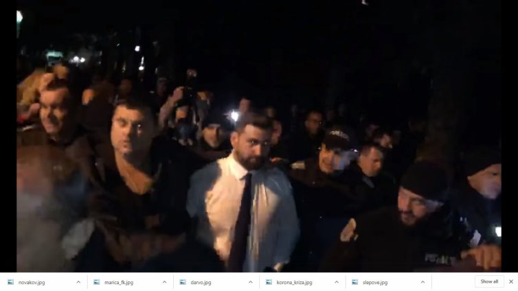 Протестъри заклещиха Новаков, плюха го (ВИДЕО)
