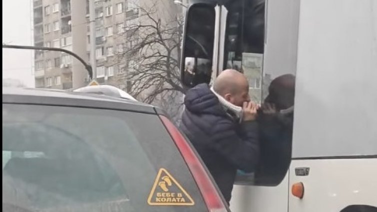 Агресия на пътя: Мъж удари и ухапа шофьор на автобус в София (ВИДЕО)
