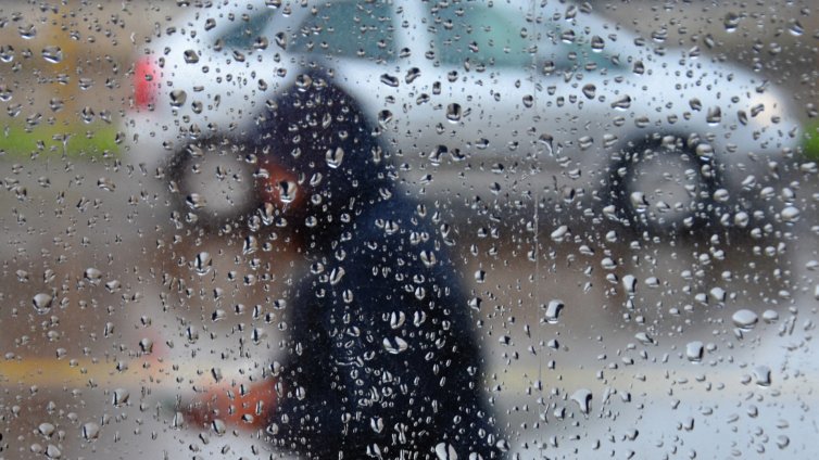 Разкъсана облачност и слаб дъжд по Черноморието в сряда