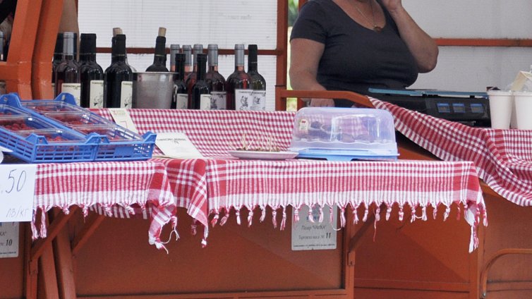 Домашни кексчета и алкохол на Фермерския пазар в „Чайка“