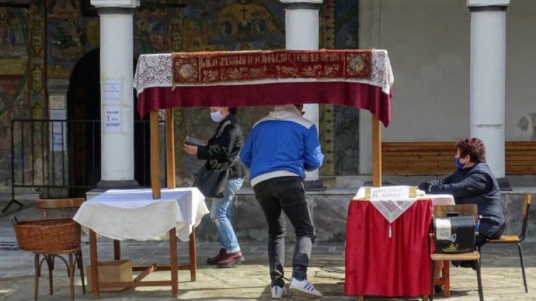 Десетки в църквите, но пускат по двама