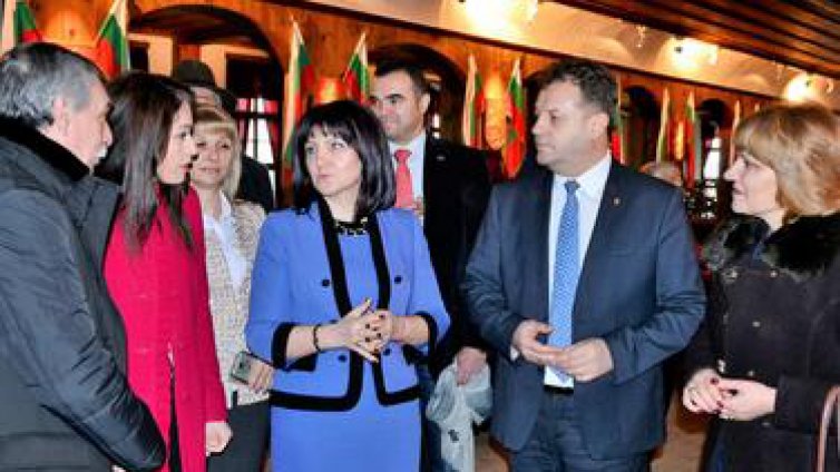 Парламентът се връща в старата столица