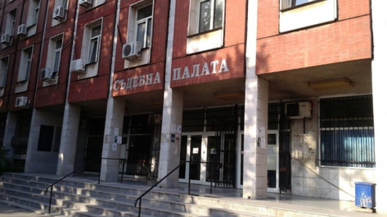 Затвор за крадла, откъснала златни обеци от ушите на дете