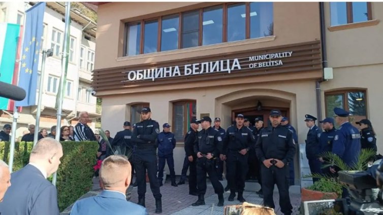 Изведоха с белезници кмета на Белица, майка му припадна