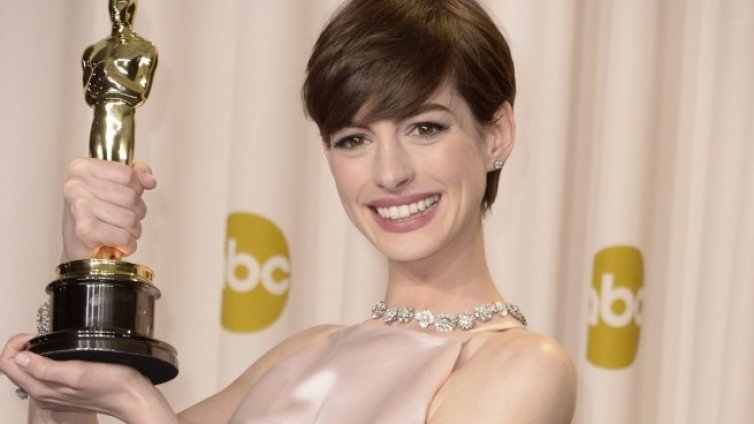 Ан Хатауей ще раздава „Оскар“-ите