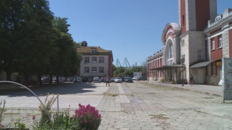 Площадът пред жп гара Варна плаче за ремонт