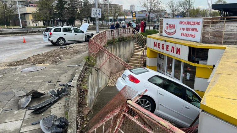 Автомобил се вряза в магазин в Шумен, трима са в болница
