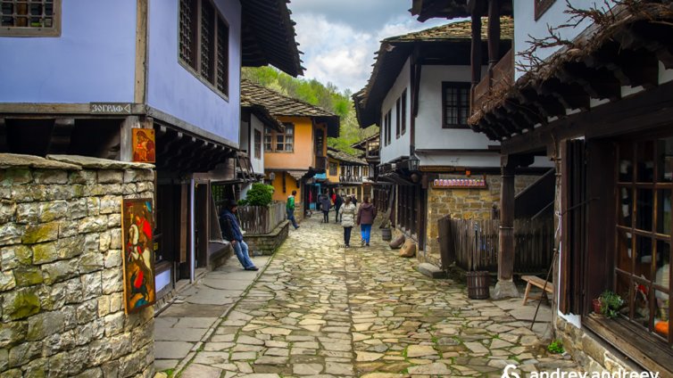 Чужденци тъкат колани и месят хляб в Етъра