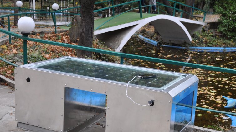 Ще си зареждаме телефоните от &quot;умна пейка&quot; в Морската (СНИМКИ)