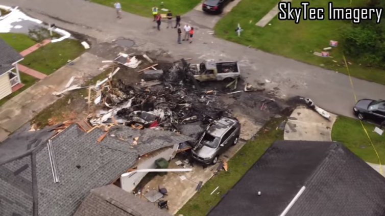 Самолет падна върху къща в САЩ (ВИДЕО)