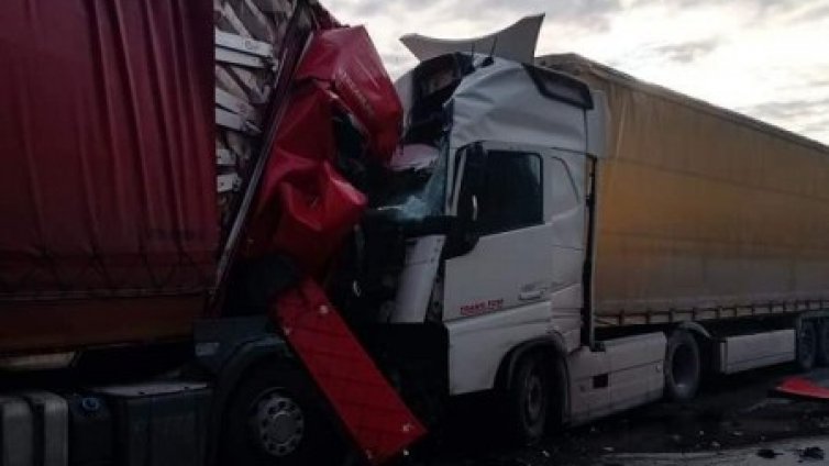 Тежко ПТП между 2 тира затвори път