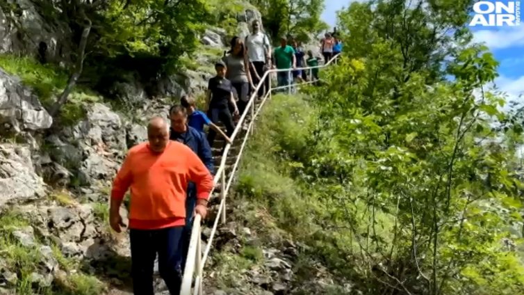 Скучна кампания ли? Божков на кон, Борисов на поход, а Манолова в бързей (ВИДЕО)