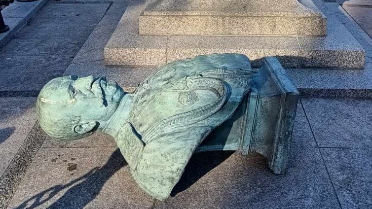 Вандализъм: Изкъртиха паметника на граф Игнатиев във Варна