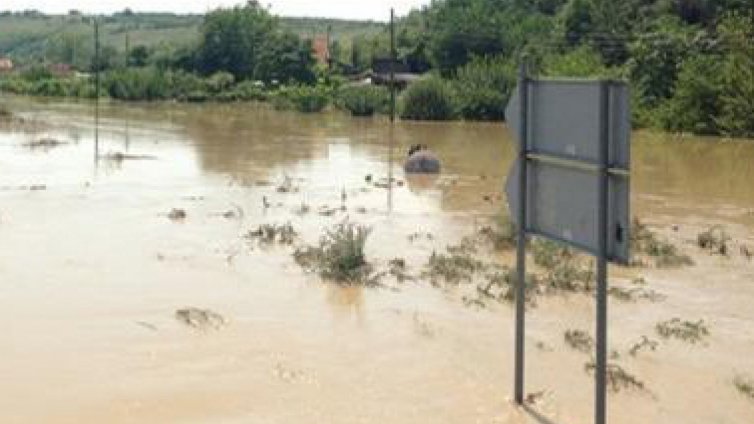 Наводнен е пътят между Оброчище и Батово