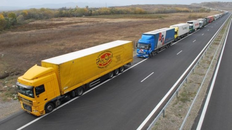 Мотоциклетисти искат забрана на тировете в почивните дни