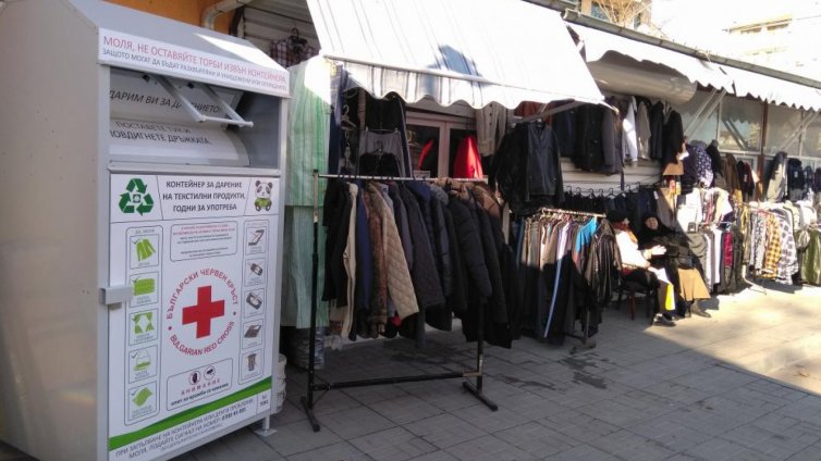 За 3 дни БЧК-Варна, събра половин тон дарения в контейнерите за дрехи