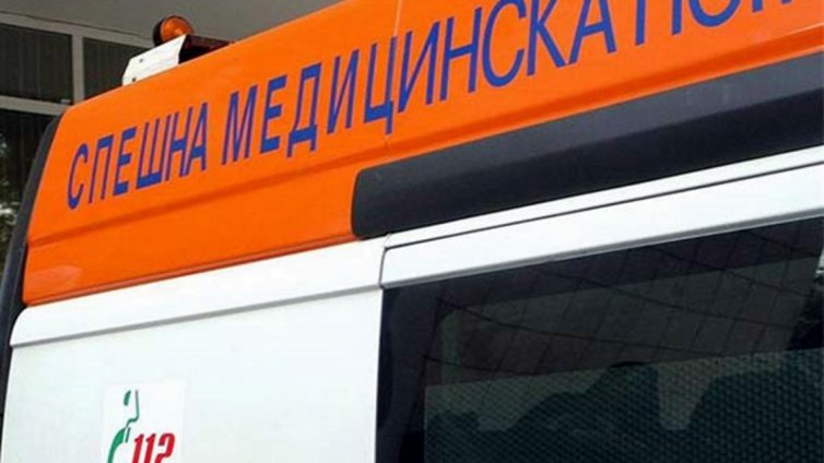 Двама в болница, паднали от тераси след запой