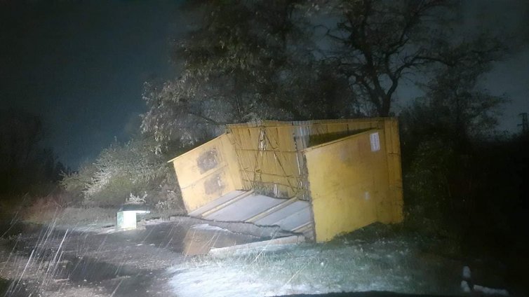 Дъждът и ураганният вятър са нанесли много щети в Девня