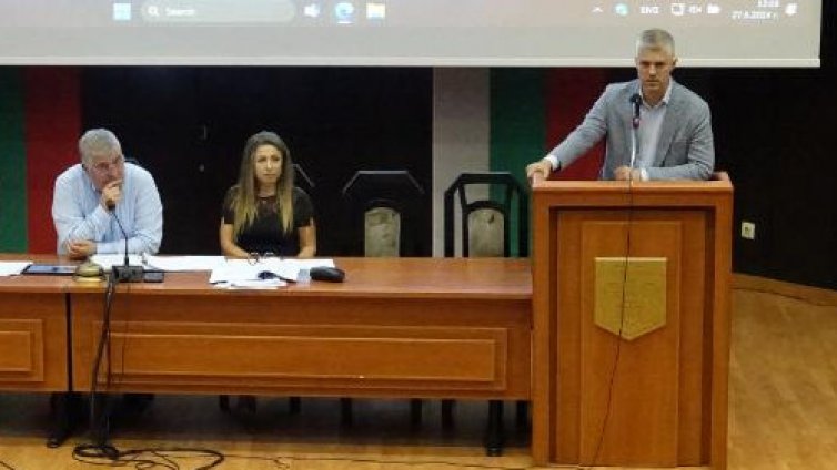 Разкопаването на тротоари в гаранция предизвика въпроси към кмета в зала “Пленарна” 