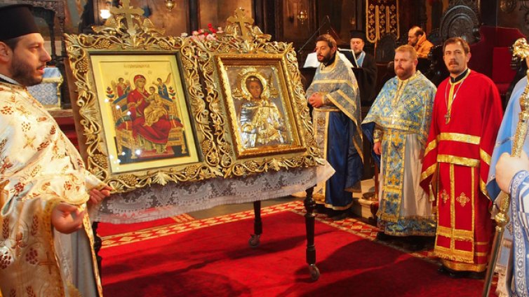 Копия на две чудотворни икони пристигат в Провадия
