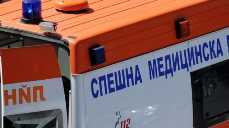Неправилно пресичащ пешеходец се блъсна в кола на бул. "Трети март"