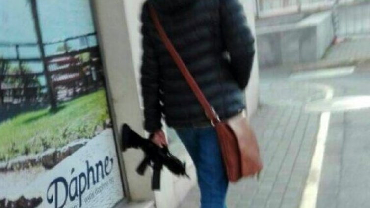 "Варна ми е Киев" – шегаджии погнаха варненка, държаща в ръце… автомат