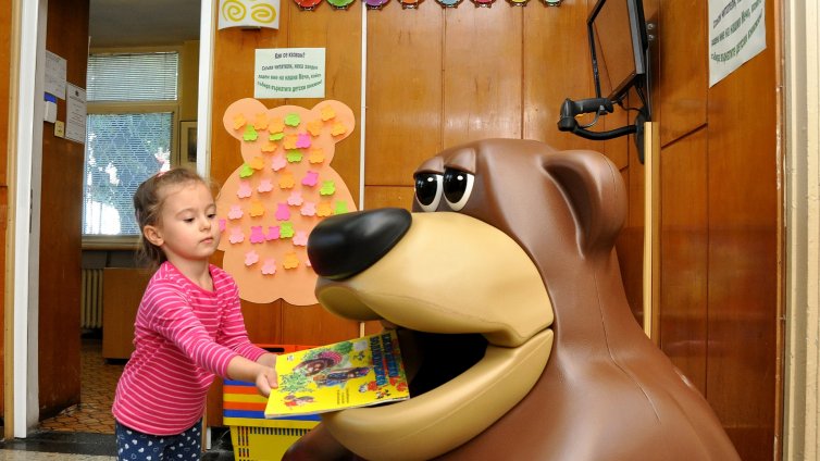 Симпатичен мечок посреща малките читатели в РБ Пенчо Славейков във Варна (СНИМКИ)