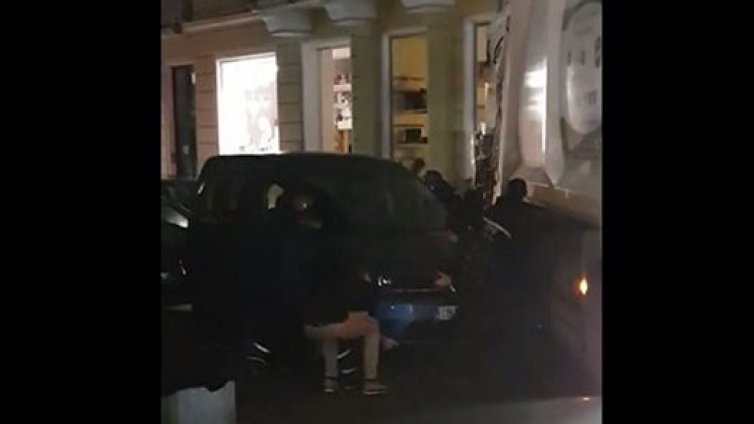Метачи и минувачи вдигнаха кола на ръце... Съединението и силата
