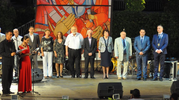 Връчиха почетните отличия на изявени варненци