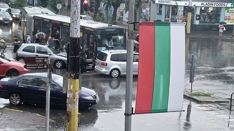 Кола се заби в автобус на оживено кръстовище във Варна