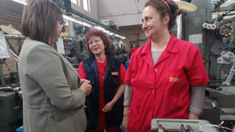 За 1 май: Нинова навести шивачки