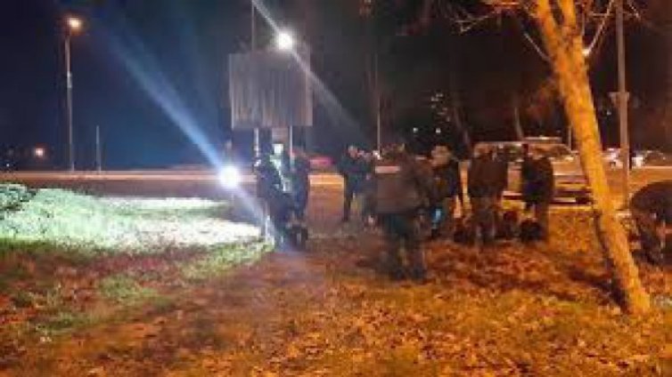 Полицаи в гонка с три коли с бежанци