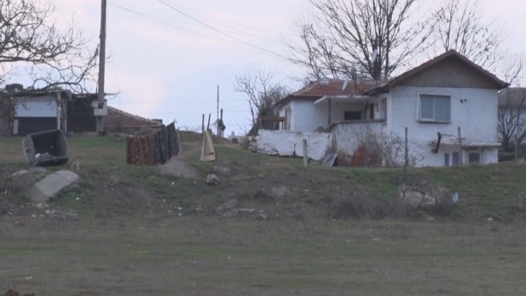 Майка гасила цигари в 6-годишния си син