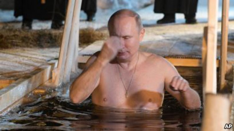 Владимир Путин се потопи в ледени води по случай Кръщение Господне