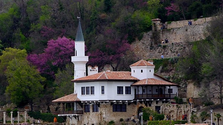 Ученици от НУИ  "Добри Христов" правят пленер в Двореца